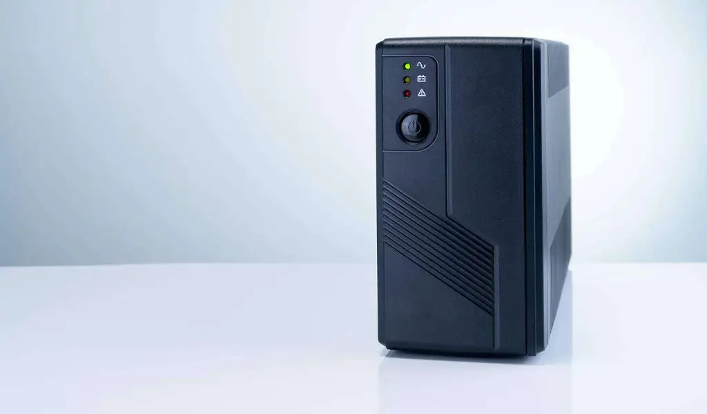 یو پی اس (UPS) چیست و چرا اهمیت دارد؟
